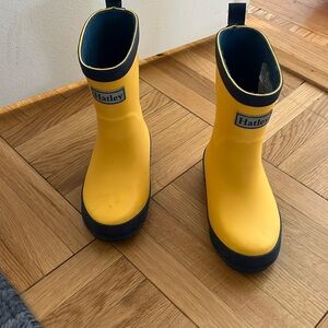 Kids yellow rainboots size 9